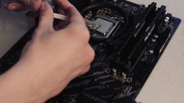 Krakow. Polonya. 24.04.2020 Mühendis ana kart soketine işlemci takıyor. Bilgisayar teknolojisi donanım bakımı veya onarımı.