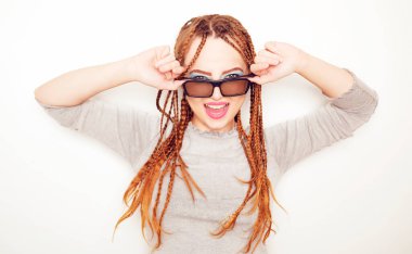 Rasta saçlı, örgülü saçlı, dans eden, 80 'lerin tarzında bir model. 90 'lı yaşlarda, parlak mavi makyajlı. Beyaz arka planda DJ kız pozu. Modelin eski tarzdaki sürüş fotoğrafı.