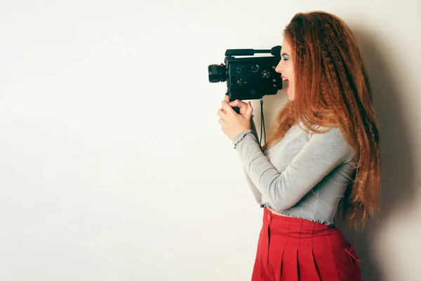 Mädchen Mit Gelocktem Voluminösem Haar Model Mit Frisur Stil Der — Stockfoto