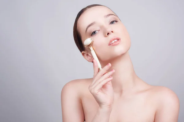 Cuidado Cara Belleza Mujer Haciendo Masaje Facial Con Rodillos Faciales — Foto de Stock