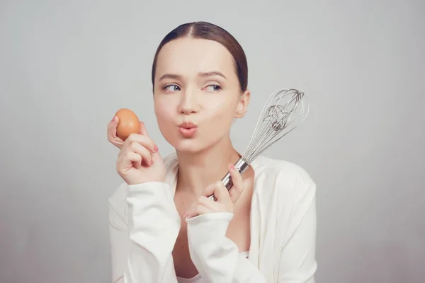 Menina Fica Fundo Branco Batedor Balão Aggs Cozinheiros Cursos Culinária — Fotografia de Stock