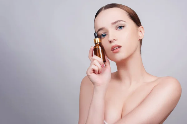 Zbliżenie Modelki Brunetki Olejkiem Kosmetycznym Twarzy Pipetą Koncepcja Terapii Kosmetycznej — Zdjęcie stockowe
