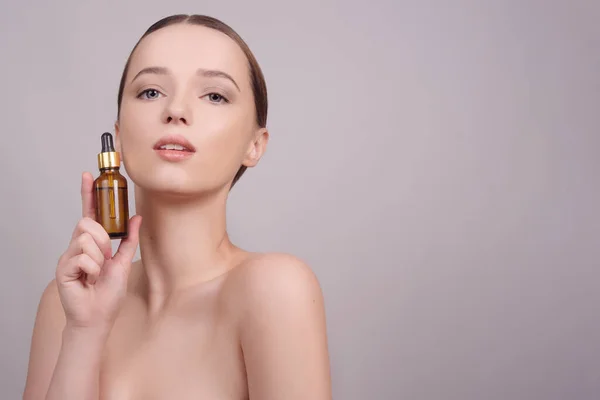 Close Menina Morena Modelo Com Óleo Cosmético Seu Rosto Com — Fotografia de Stock