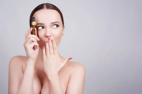 Close Menina Morena Modelo Com Óleo Cosmético Seu Rosto Com — Fotografia de Stock