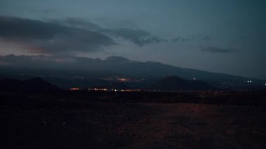 Dağlarda bir adada sırt çantasıyla gezen bir gezgin dağlarda beyaz yürüyüşler yapar..
