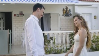 Tatilde ya da beyaz elbiseli evlerinde yaşayan muhteşem bir çift konuşuyor, dans etmek hayatın bir zevkidir. Düğün gezisi, aşkım..