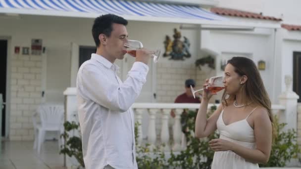 Couple Blanc Sur Fond Villa Boit Vin Rouge Rose Parle — Video