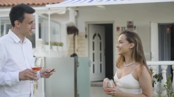 Een Paar Het Wit Tegen Achtergrond Van Villa Drinkt Rozenwijn — Stockvideo