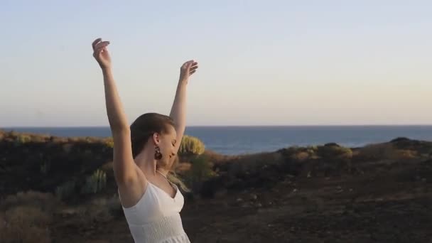 Menina Dançando Nas Montanhas Sol Seu Cabelo Luz Fundo Pôr — Vídeo de Stock