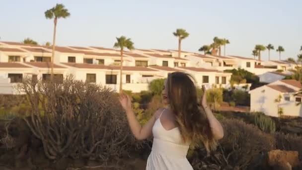 Menina Dançando Nas Montanhas Sol Seu Cabelo Luz Fundo Pôr — Vídeo de Stock