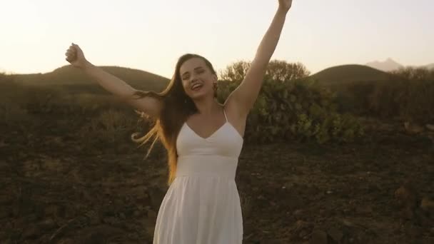 Dziewczyna Tańcząca Górach Słońce Włosach Podświetlenie Zachodu Słońca Wspaniała Brązowłosa — Wideo stockowe