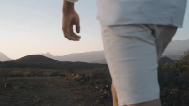 Hombre Con Ropa Blanca Camina Largo Una Isla Verano Atardecer — Vídeos de Stock