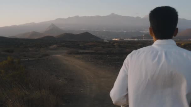 Hombre Con Ropa Blanca Camina Largo Una Isla Verano Atardecer — Vídeo de stock