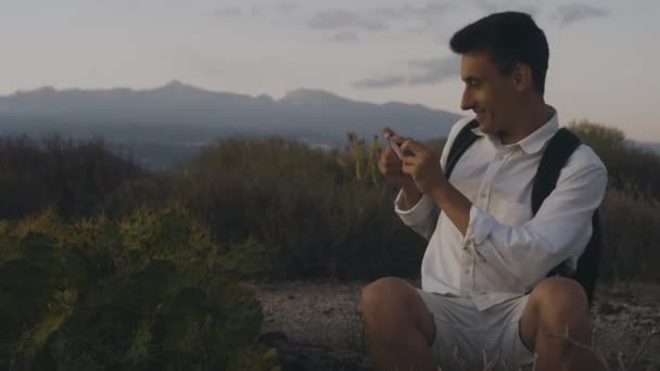 Sırt Çantalı Bir Gezgin Dağlarda Bir Adada Beyazlar Içinde Bir — Stok video