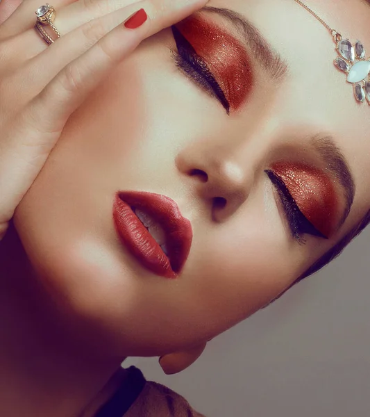Chica Con Maquillaje Dubai Flechas Perfectas Labios Rojos Joyas Oro —  Fotos de Stock