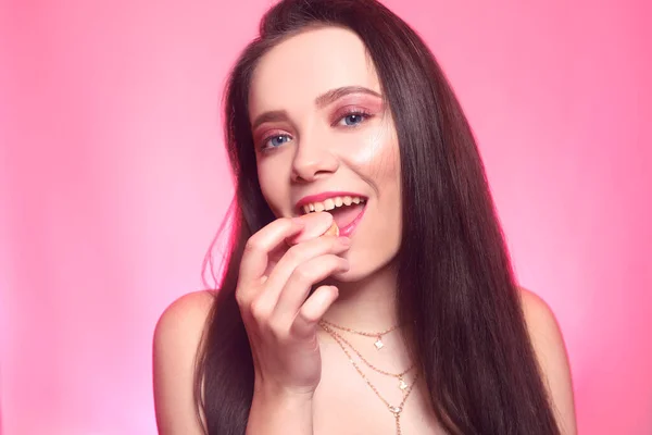 Mädchen Isst Makronen Model Auf Rosa Hintergrund Isst Süße Zuckerhaltige — Stockfoto