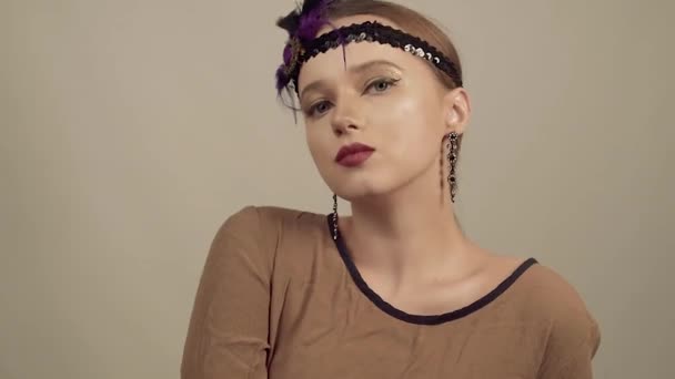 Flicka Talsstil Chicago Stil Mössa Pannband Med Dekorativa Fjädrar Huvudet — Stockvideo