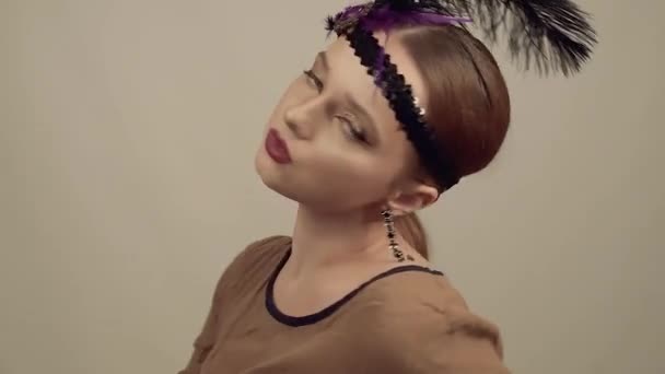 Girl 90S Style Chicago Style Hat Headband Decorative Feathers Head — Stock Video