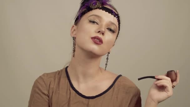 Meisje Jaren Stijl Chicago Stijl Hoed Hoofdband Met Decoratieve Veren — Stockvideo
