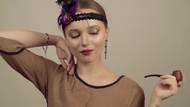 Dívka Stylu Let Styl Chicaga Klobouk Čelenka Ozdobným Peřím Hlavě — Stock video