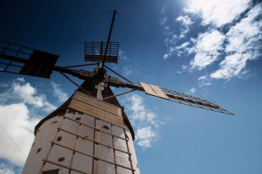 Lanzarote, Kanarya Adaları, İspanya'da yel değirmeni. Yoğun mavi gökyüzü arka plan. Kopya alanı ile.