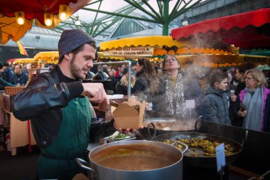 Londra, Ocak 2016: çorba Borough Market istemcilere hizmet veren çocuk.