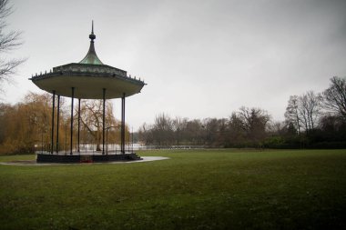 Sahne, Regent's Park, Londra gölde tarafından pavilion. Kimse kopya alanı.