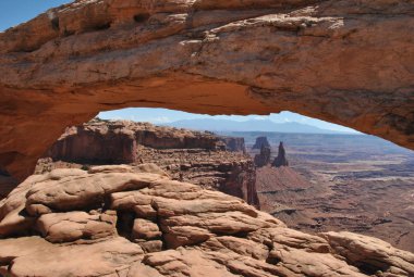 Mesa Kemeri, Canyonlands Ulusal Parkı, Utah 'tan görüş açısı. Kemer tarafından çerçevelenmiş kanyonlar.