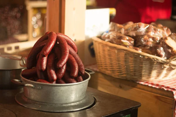 Pot Pełen Czerwonych Kiełbas Piecu Tradycyjne Niemieckie Szwajcarskie Jedzenie Naturalne — Zdjęcie stockowe