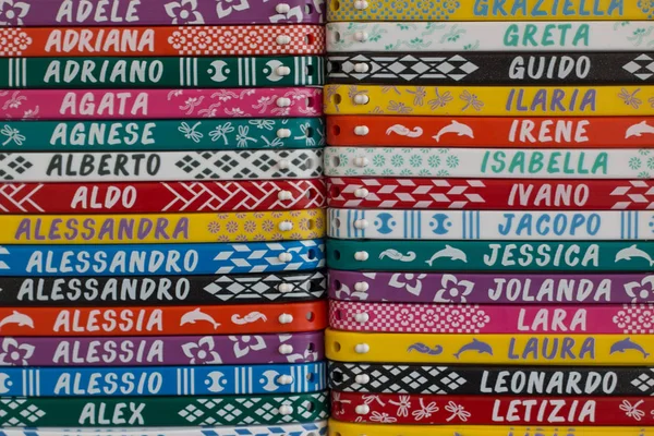 Bracelets colorés avec des noms, un souvenir italien typique . — Photo