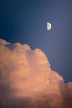 Pembe bulutlar ve yarım ay ile gökyüzü