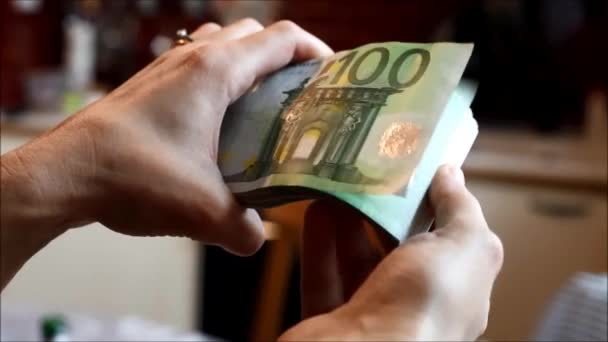 Руки Женщины Держат Пачку Банкнот Сто Евро Закрыться Естественном Свете — стоковое видео