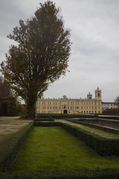 Pałac książęcy w Colorno, widok z parku. — Zdjęcie stockowe