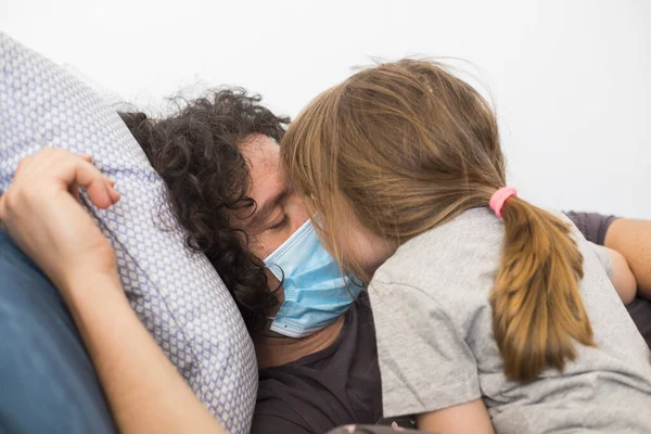 Padre Caucásico Usando Mascarilla Facial Para Evitar Contagio Besando Una — Foto de Stock