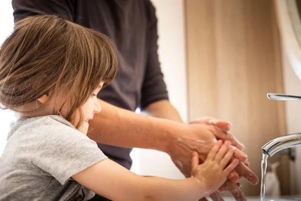 Kaukasischer Vater Bringt Kleinen Mädchen Bei Wie Sie Sich Badezimmer — Stockfoto