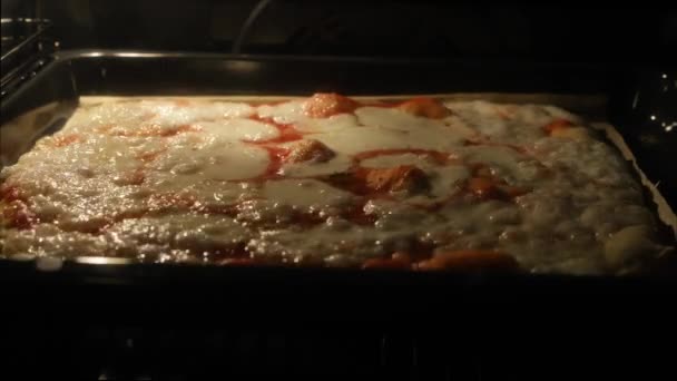 Pizza assar no forno com queijo derretendo, lapso de tempo . — Vídeo de Stock