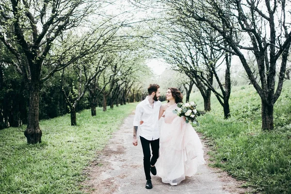 Nowożeńcy Obejmując Podczas Spaceru Przez Wiosna — Zdjęcie stockowe