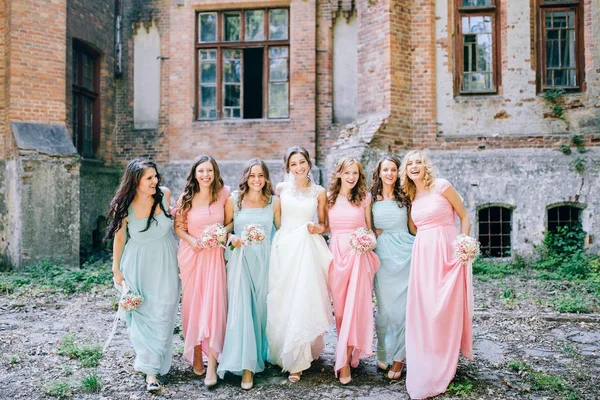 Vooraanzicht Van Tedere Bruid Met Bruidsmeisjes Glimlachend Gekleed Lange Elegante — Stockfoto