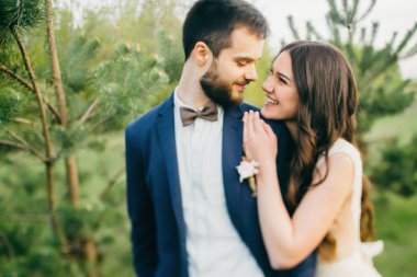 mutlu genç gelin ve damat açık havada kucaklayan 