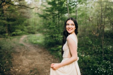 Ormanda narin, güzel bir gelin