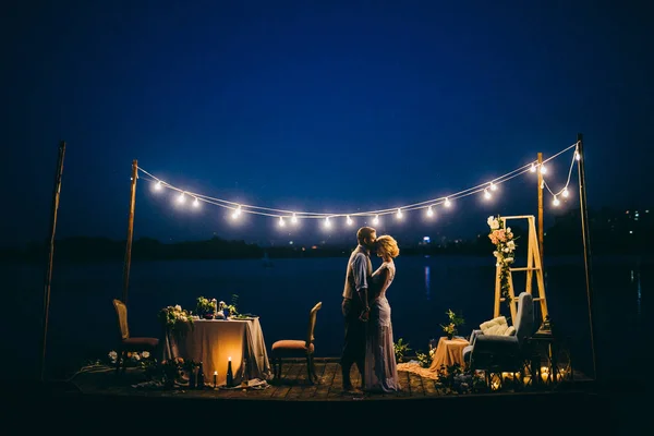 Romantische Koppel Permanent Hand Hand Buiten Bij Nacht — Stockfoto