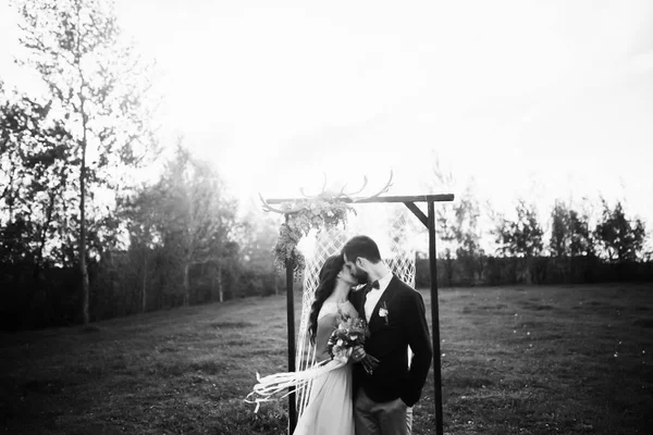 Glad Brud Och Brudgum Efter Bröllopsceremoni — Stockfoto