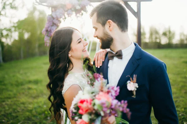 Noiva Feliz Noivo Após Cerimônia Casamento — Fotografia de Stock