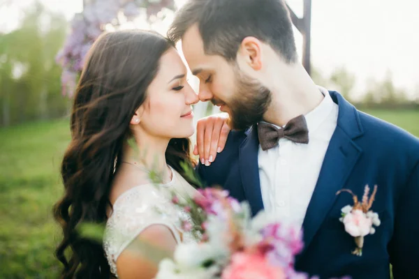 Noiva Feliz Noivo Após Cerimônia Casamento — Fotografia de Stock