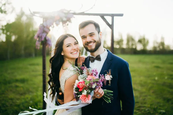 Noiva Feliz Noivo Após Cerimônia Casamento — Fotografia de Stock