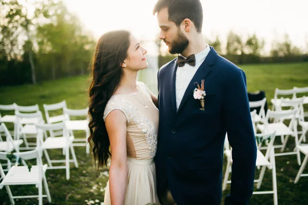 Noiva Feliz Noivo Após Cerimônia Casamento — Fotografia de Stock