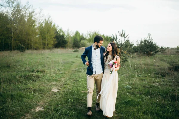 Jovem Casal Recém Casados Andando Parque — Fotografia de Stock