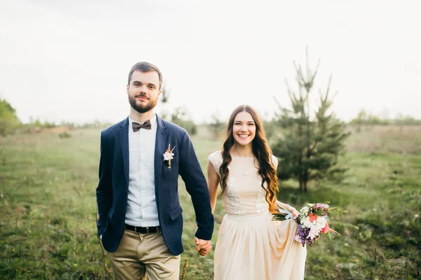 Feliz Joven Recién Casados Caminando Parque —  Fotos de Stock