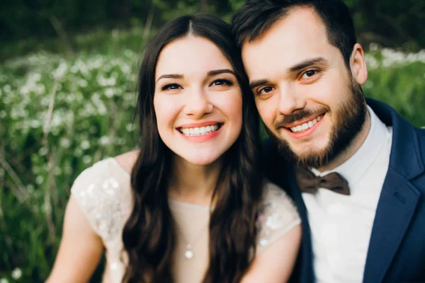 Glückliches Junges Paar Lächelt Freien — Stockfoto