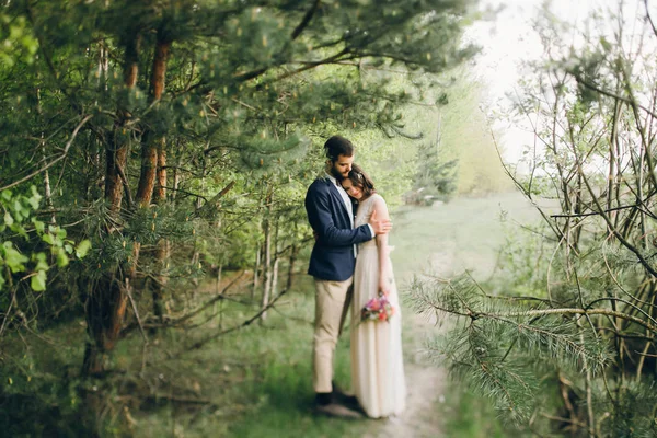 Feliz Jovem Casal Recém Casados Abraçando Floresta — Fotografia de Stock